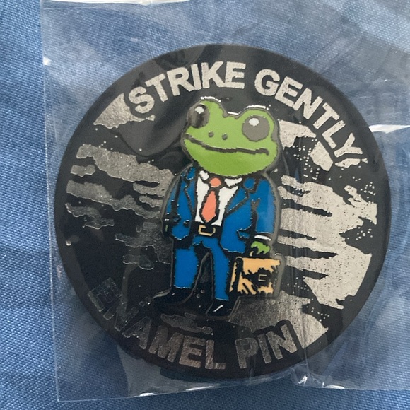 Assortment of enamel pins. (5) in total. - Picture 2 of 6